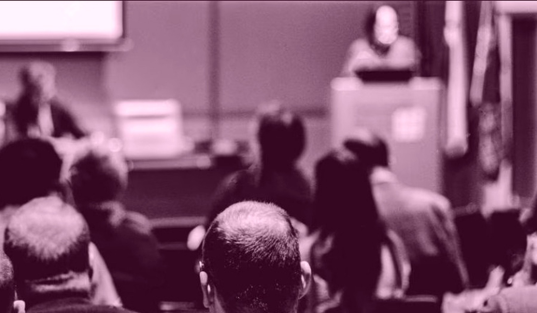 Participantes em um auditório durante uma formação
